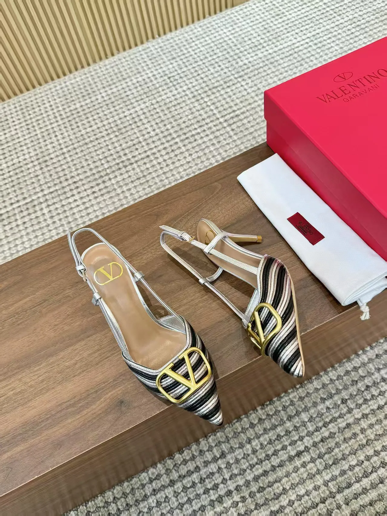 💕💕Factory direct selling price p440💕💕 Genuine leather sole +40 Top version 𝑉𝐴𝐿𝐸𝑁𝑇𝐼𝑁𝑂 Valentino new spring and summer women's back hollow sandals. The unique [unique V family hand-woven design] brings out a full sense of high-end, and the new season will live up to expectations! Worth buying★Absolutely high-grade❥Original method, Absolutely sensual❥Elegant style, creating a different feeling, simple and elegant style!  Code number: 35-41 (34-42 customized, non-returnable) Lining: Sheepskin lining Heel height: 7.5 cm Leather outsole Rubber outsole